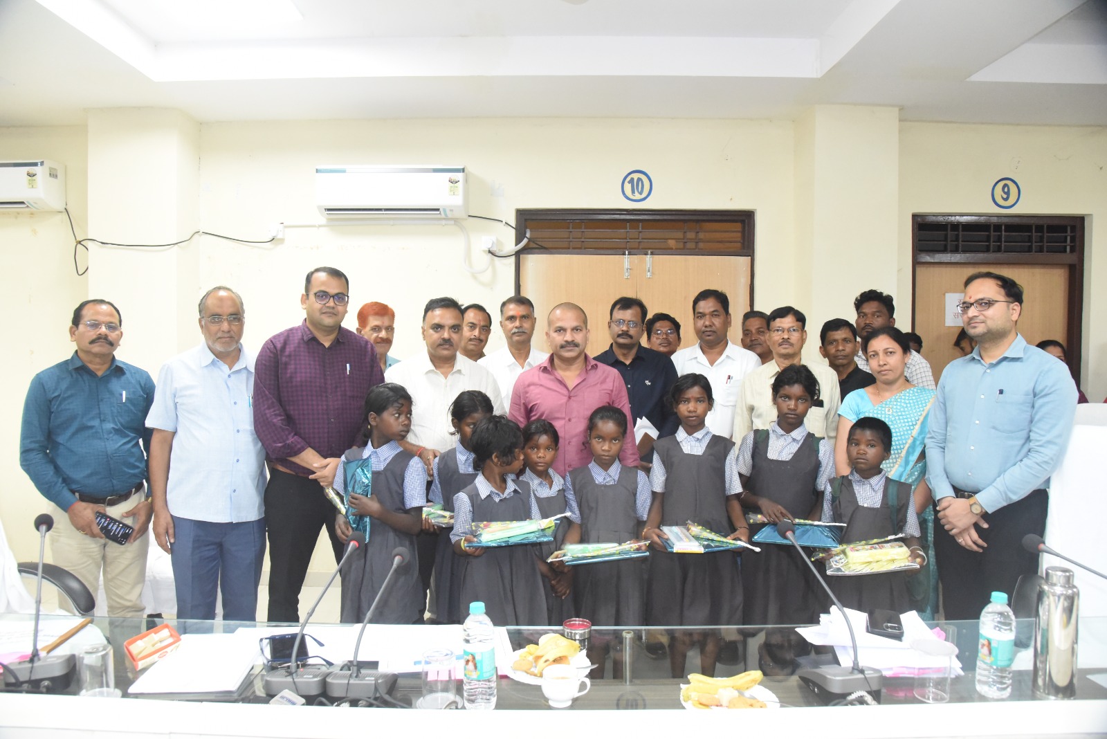 शिक्षा की मुख्यधारा से जुड़े उत्साहित पहाड़ी कोरवा बच्चों ने कलेक्टर से की मुलाकात कलेक्टर ने पेन, कॉपी बैग देकर बच्चों को बेहतर पढ़ाई के लिए किया प्रेरित